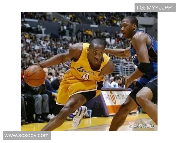 科比突然宣布重新登陆NBA赛场,球迷们纷纷为之欢欣鼓舞 科比突然宣布重新登陆NBA赛场,球迷们纷纷为之欢欣鼓舞